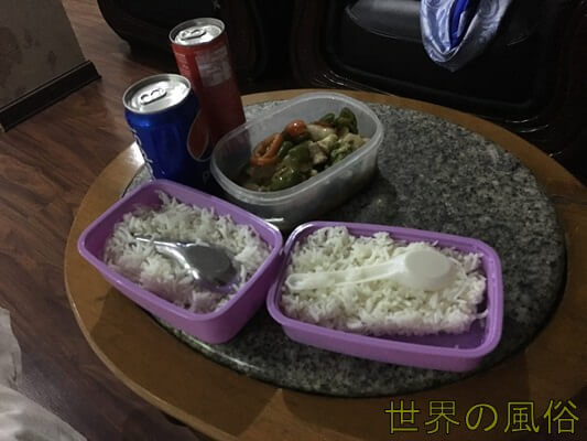ヤンゴンの激カワ娘との毎日。ご飯、掃除に洗濯、マッサージにプレゼント。最高w